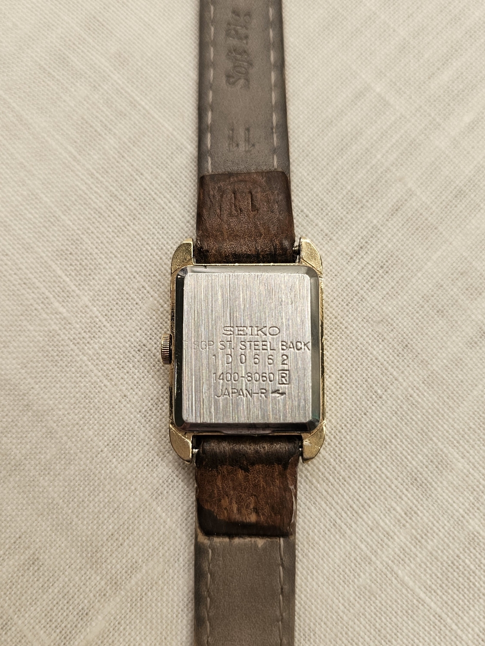 Vintage 1981 Seiko "Tiny Tank" Linen Dial Retro Minimalist Watch — New Battery! - Picture 5 of 11